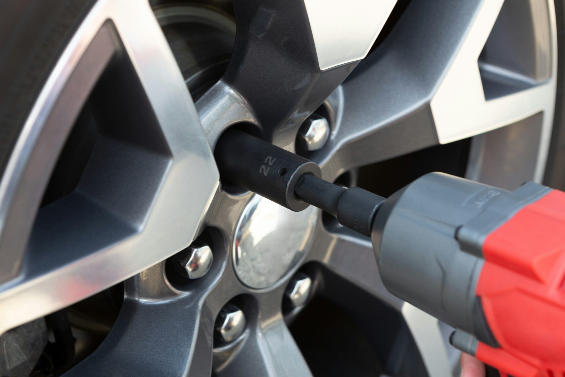 schwarze und silberne Autofelge