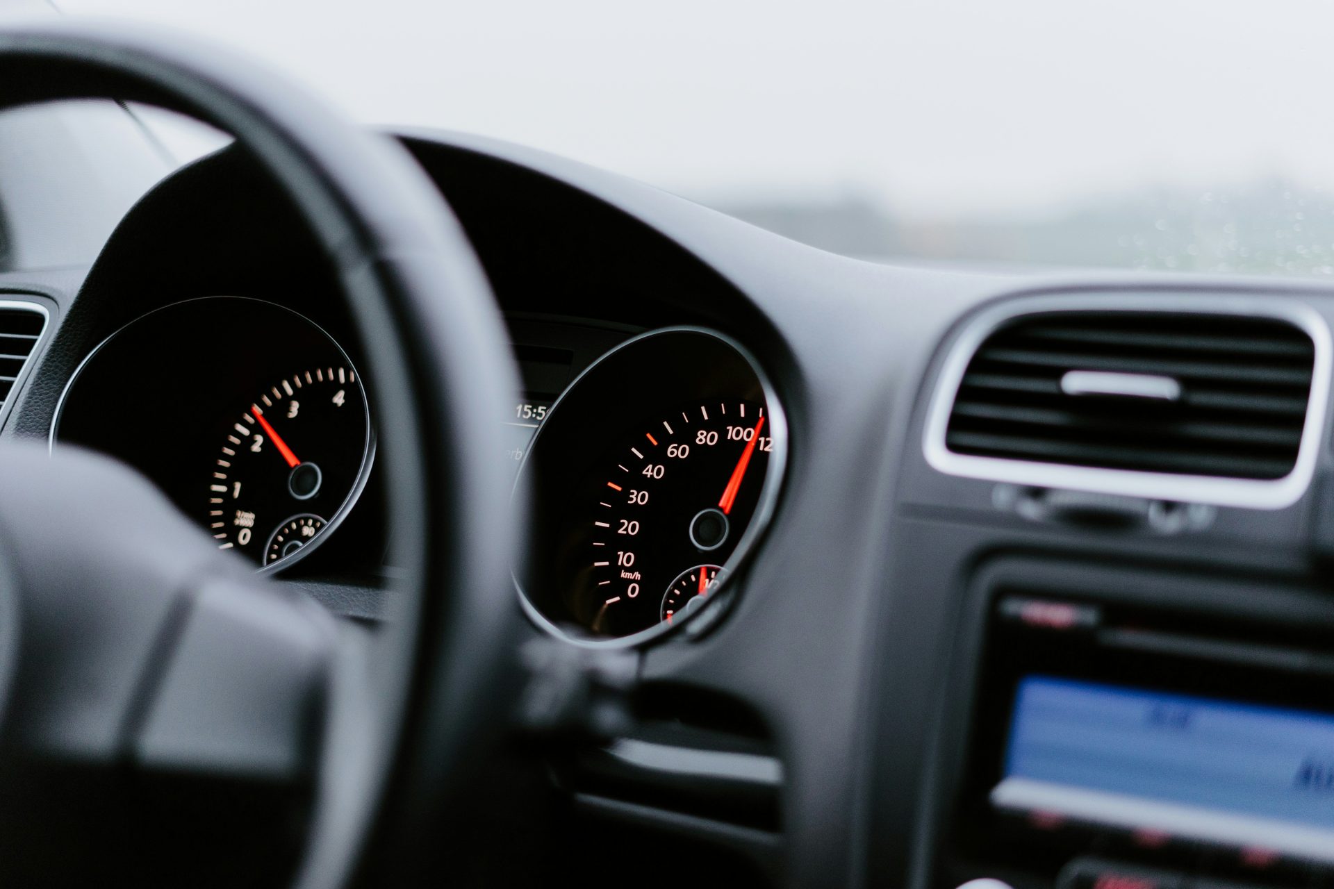 schwarzes Armaturenbrett mit Tachometer bei 100